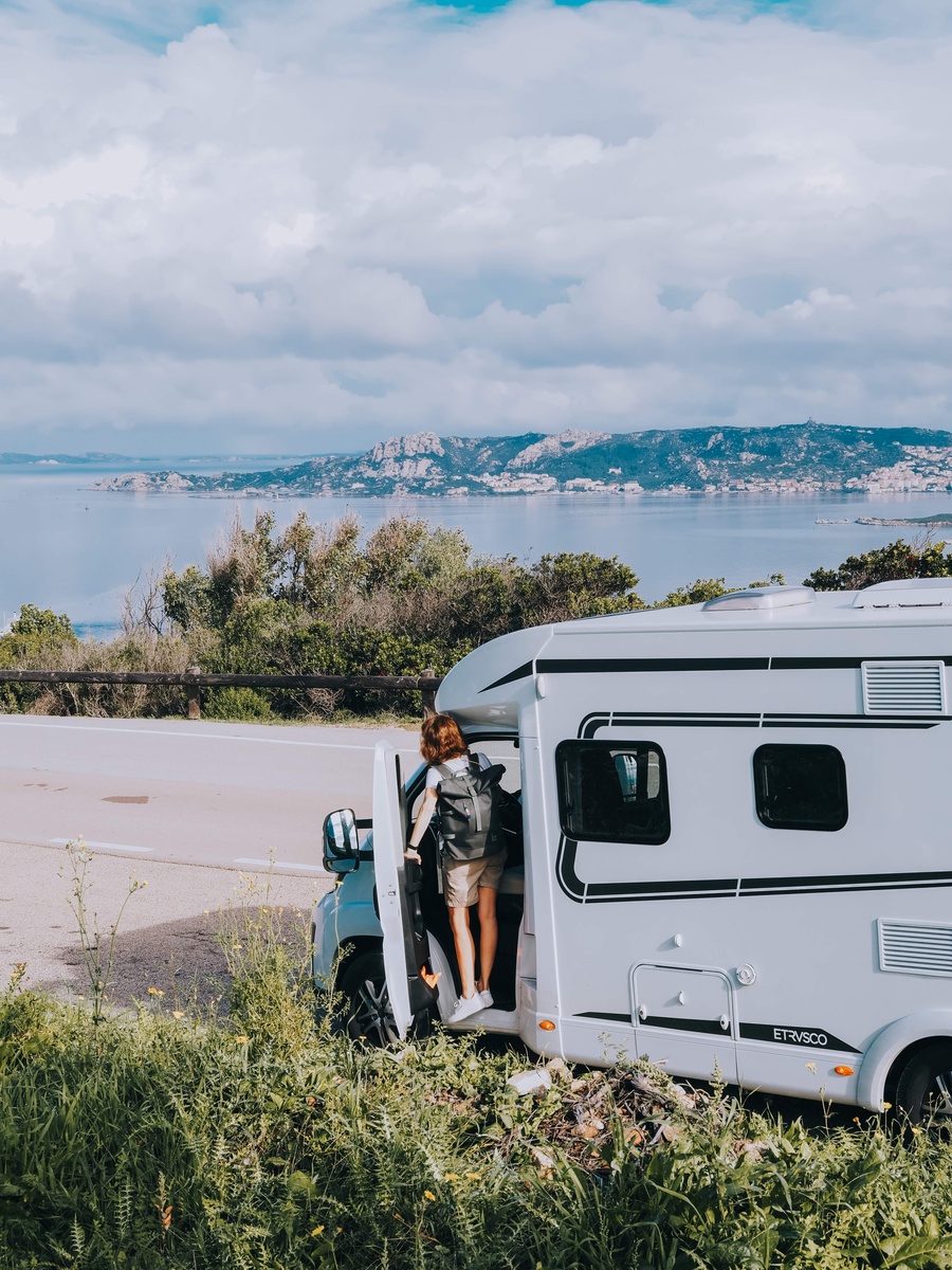 Camper met uitzicht langs het water