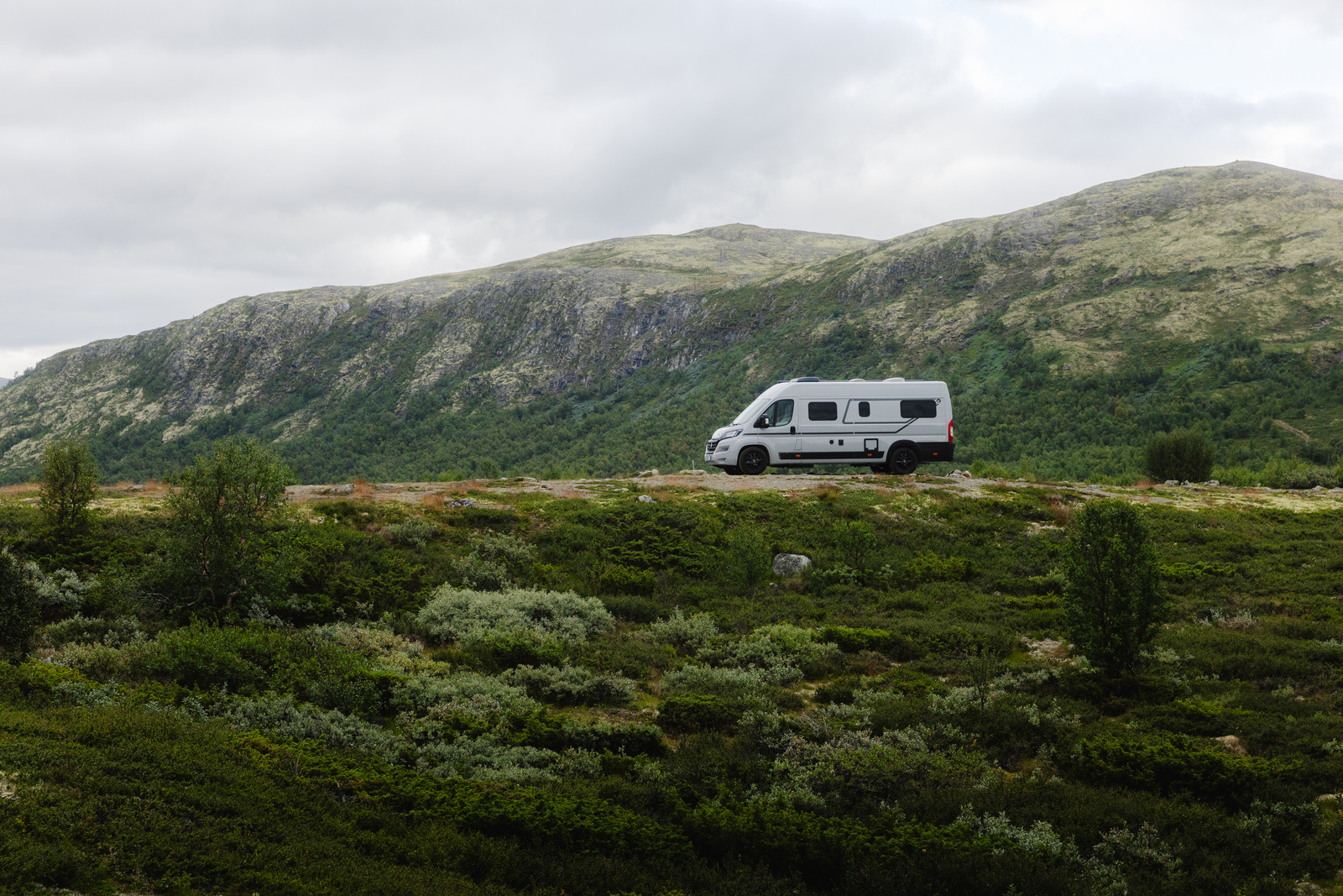 Bus camper van CCR Lemmer in een mooi natuur landschap