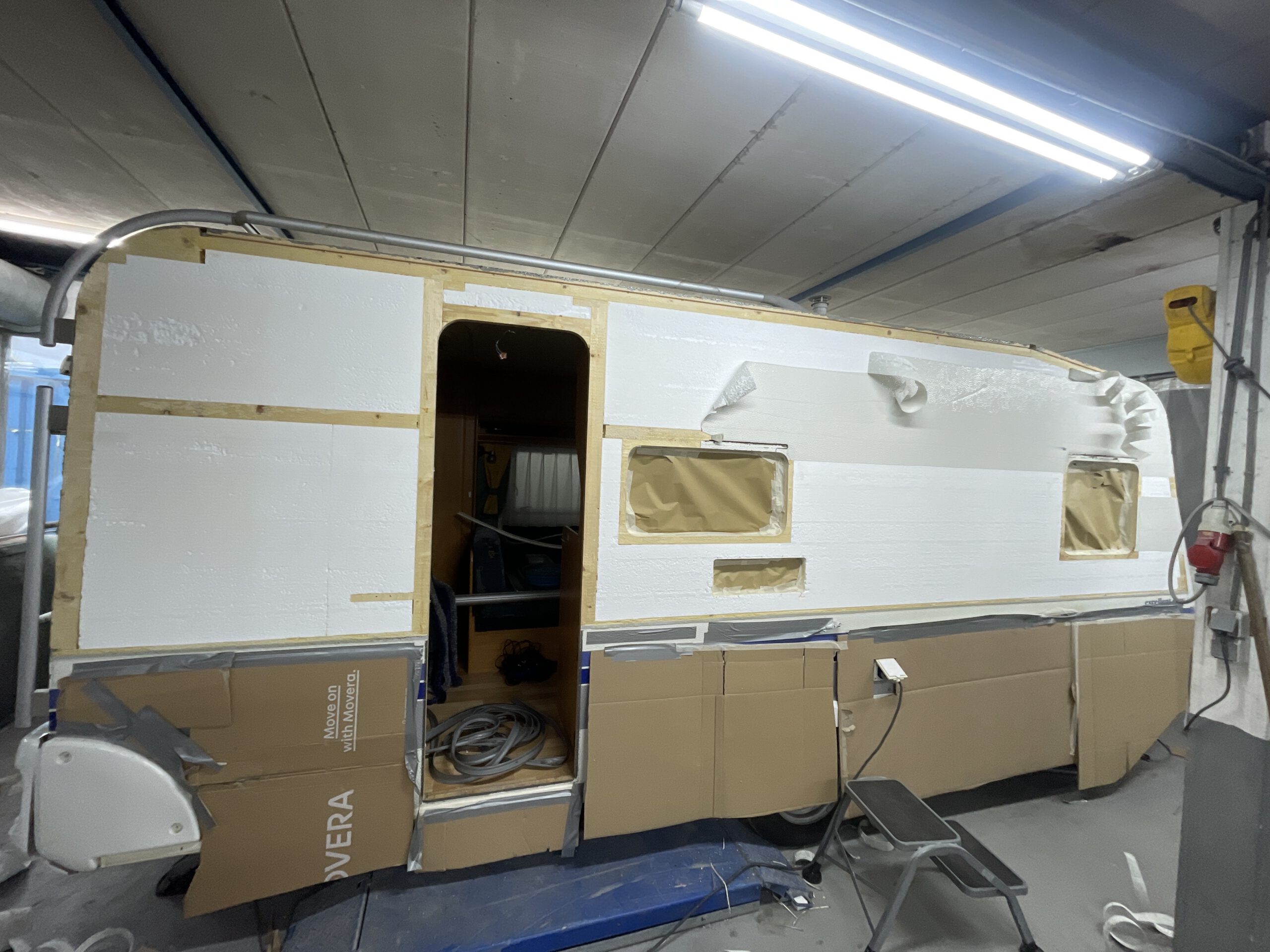 zijwand van een caravan tijdens schadeherstel bij CCR Lemmer