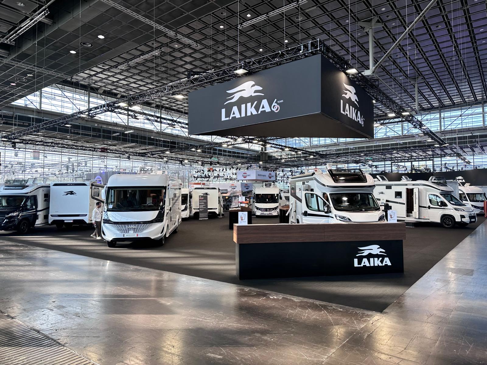 laike campers bij een tentoonstelling