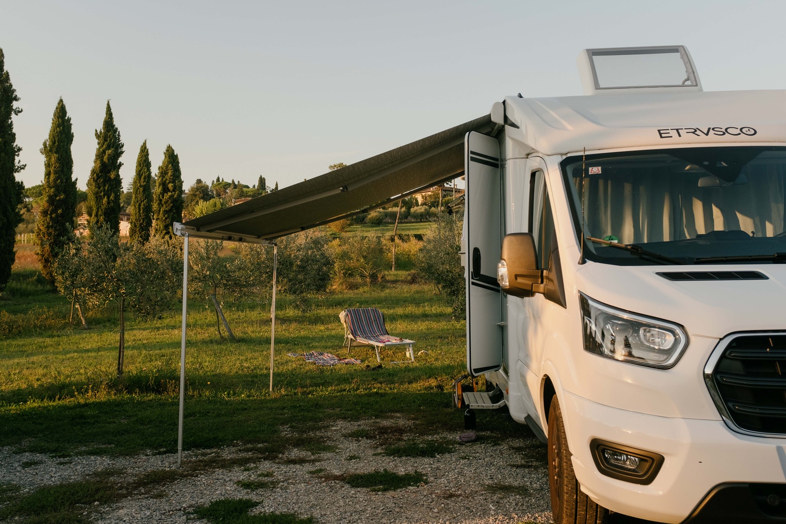 een etrusco camper nabij meppel